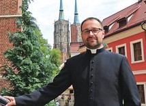 ▲	Ks. Rafał Cyfka pochodzi z archidiecezji wrocławskiej  i pracuje dla Stowarzyszenia Papieskiego „Pomoc Kościołowi w Potrzebie”.