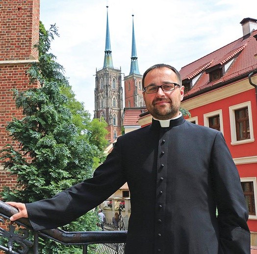 ▲	Ks. Rafał Cyfka pochodzi z archidiecezji wrocławskiej  i pracuje dla Stowarzyszenia Papieskiego „Pomoc Kościołowi w Potrzebie”.