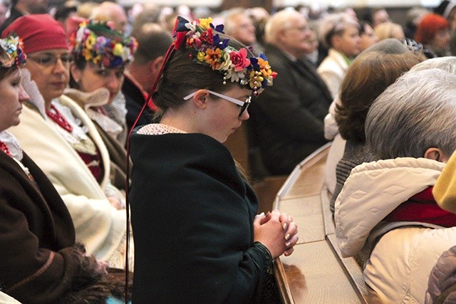 ▲	Na Mszy w niedzielę 26 marca w archikatedrze obecni byli też Ślązacy w regionalnych strojach. 