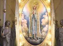 ▲	Śląska Fatima. Korony papieskie na wizerunek Maryi 13 czerwca 2004 r.  nałożył abp Józef Kowalczyk, ówczesny nuncjusz apostolski.