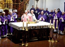 ▲	Mszy św. katedrze opolskiej przewodniczył metropolita abp Wiktor Skworc.