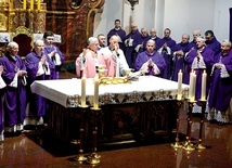 ▲	Mszy św. katedrze opolskiej przewodniczył metropolita abp Wiktor Skworc.