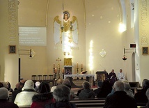 ▲	Treść psalmów wyświetlana jest  na ekranie.