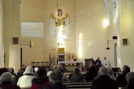 ▲	Treść psalmów wyświetlana jest  na ekranie.