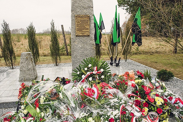 ▲	W tym niepozornym miejscu, pośrodku nieużytków, dokonano jednego z największych odkryć w dziejach powojennej polskiej gospodarki. Dziś przypominają o tym obelisk i coroczne uroczystości.