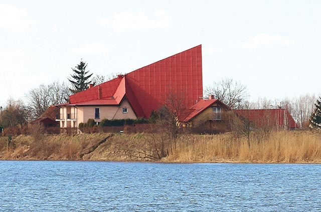 ▲	Kościół  pw. św. Maksymiliana Kolbego w Kępkach. Widok od strony rzeki Nogat.