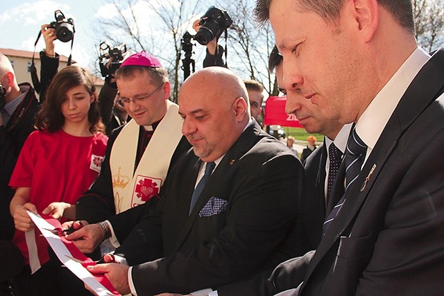 ▲	Symbolicznego przecięcia wstęgi dokonali bp Tadeusz Lityński, Rafael Rokaszewicz, prezydent Głogowa, Marek Michalak, rzecznik praw dziecka, i Jarosław Dudkowiak, starosta głogowski.