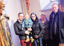 ▲	Ania z mężem, synkiem Kacperkiem i mamą przyjechała na wielkopostny dzień skupienia czcicieli o. Pio do bazyliki św. Małgorzaty, gdzie spotkała się z ks. A. Liszką, podziękowała mu za wsparcie i przekazała świadectwo łask otrzymanych za wstawiennictwem świętego.