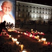 ◄	– W ubiegłym roku  na placu zgromadziło się  ok. 1,5 tys. mieszkańców  – mówi Norbert Szczepański, dyrektor Centrum Myśli  Jana Pawła II. 