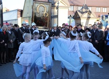 Dziewczęta tańczą przed wizerunkiem Matki Bożej Częstochowskiej