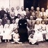 Pamiątkowe zdjęcie z grupą dzieci, które ks. Stanisław katechizował