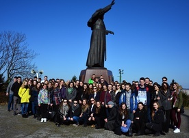 Maturzyści z SLO nr 1 w Opocznie przy pomniku św. Jana Pawła II na Jasnej Górze