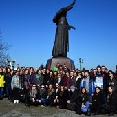 Maturzyści z SLO nr 1 w Opocznie przy pomniku św. Jana Pawła II na Jasnej Górze