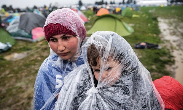 Obóz dla uchodźców w Grecji. Matka z synem.