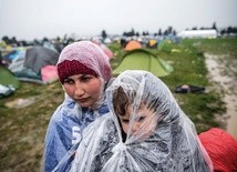 Obóz dla uchodźców w Grecji. Matka z synem.