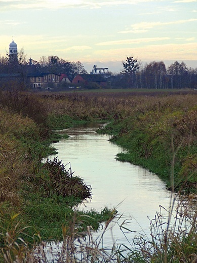 Prosna w okolicach Zdziechowic w powiecie oleskim. Bieg rzeki przez z górą 600 lat wytyczał tu granicę.