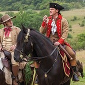 Le Fou (Josh Gad) zapatrzony w Gastona (Luke Evans) jak w obraz, nieustannie przymila się, a właściwie podrywa swojego szefa.