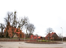 Widok na ceglaną część starej Matarni.