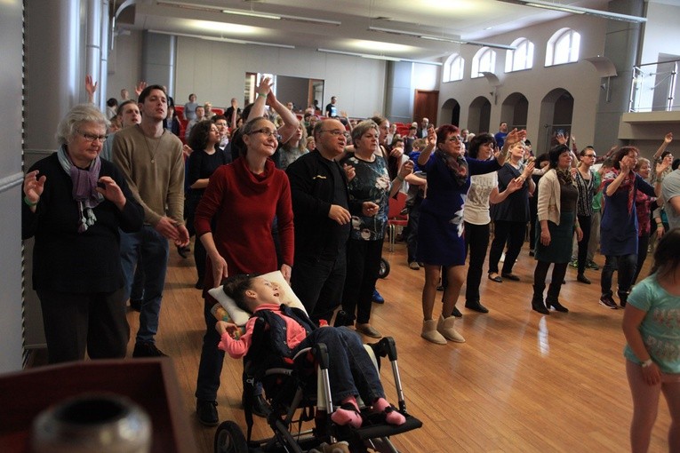 Fotowspomnienie z konferencji uwielbieniowej