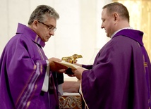 Ojciec franciszkanin wręczył na ręce proboszcza relikwie o. Michała i o. Zbigniewa.