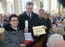 Przedstawiciele szpitali otrzymali 25 marca w radomskiej katedrze świecę i różaniec poświęcony w Fatimie