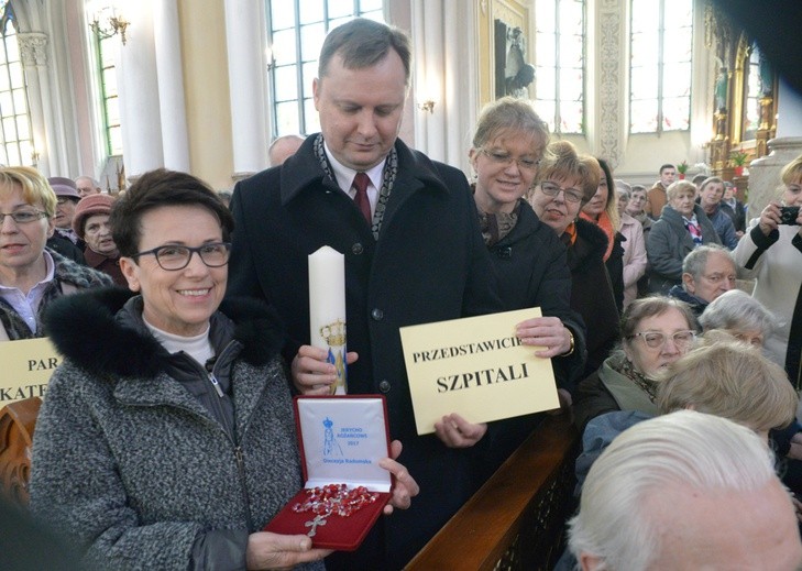 Przedstawiciele szpitali otrzymali 25 marca w radomskiej katedrze świecę i różaniec poświęcony w Fatimie