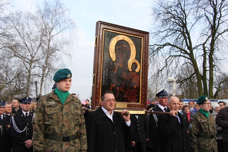 Ikonę jasnogórską w procesji nieśli przedstawiciele każdej miejscowości parafii