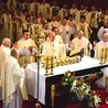 ▼	Inauguracja synodu odbyła się podczas Mszy św. w bazylice katedralnej.
