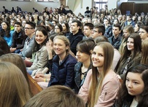 Uczniowie bielskich szkół ponadpodstawowych wzięłi udział w "Duchowej rEwolucji" w Aleksandrowicach