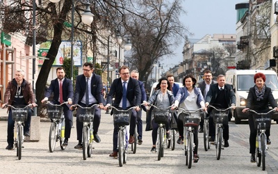 Do korzystania z samoobsługowego systemu rowerowego zachęca prezydent Radosław Witkowski (4 z lewej)