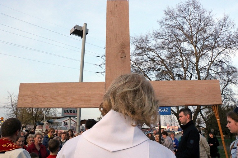 Za krzyżem ulicami parafii