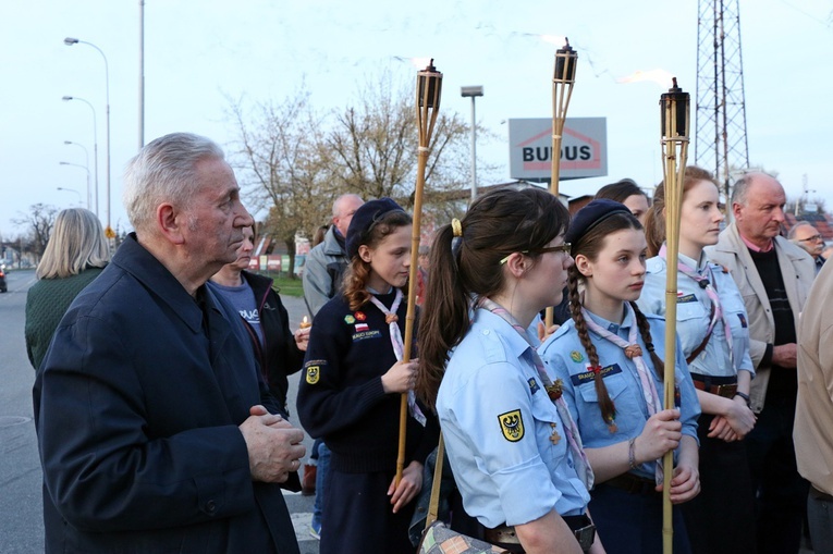 Za krzyżem ulicami parafii