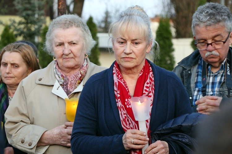 Za krzyżem ulicami parafii