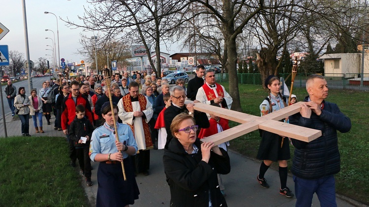 Za krzyżem ulicami parafii