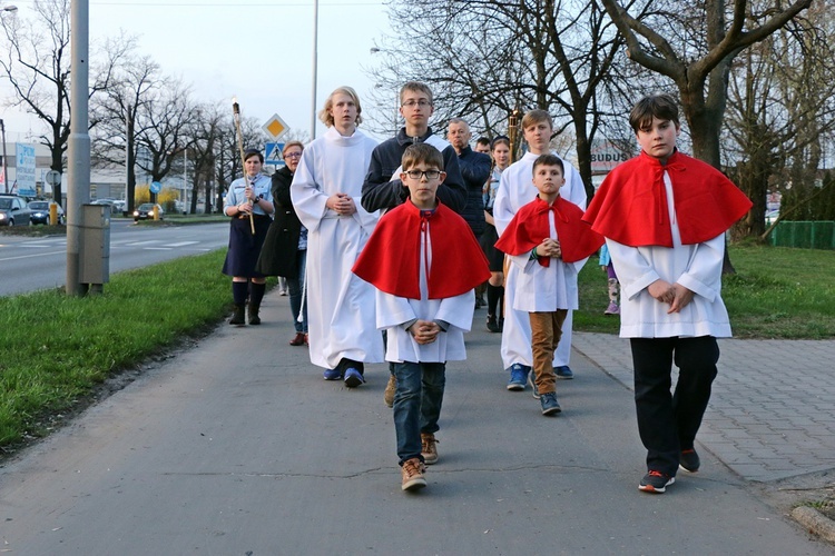 Za krzyżem ulicami parafii