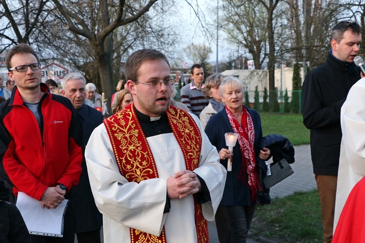 Za krzyżem ulicami parafii