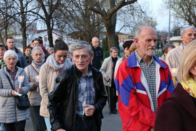 Za krzyżem ulicami parafii