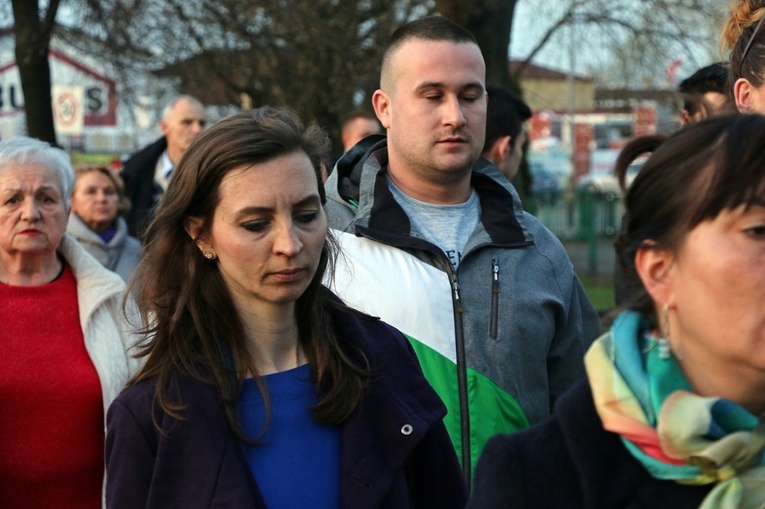 Za krzyżem ulicami parafii