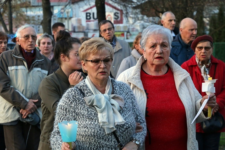 Za krzyżem ulicami parafii