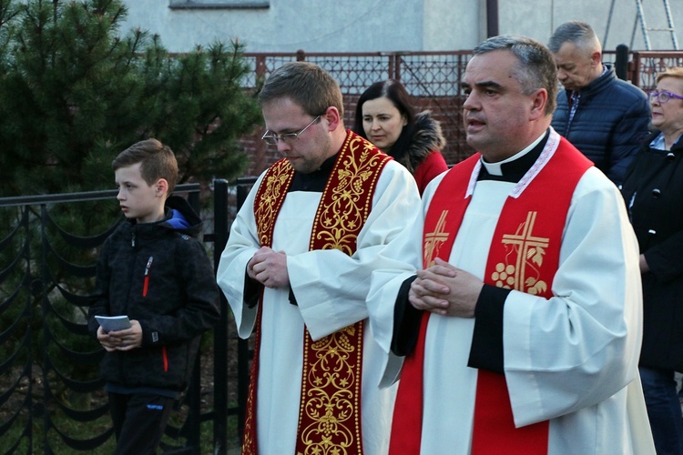 Za krzyżem ulicami parafii