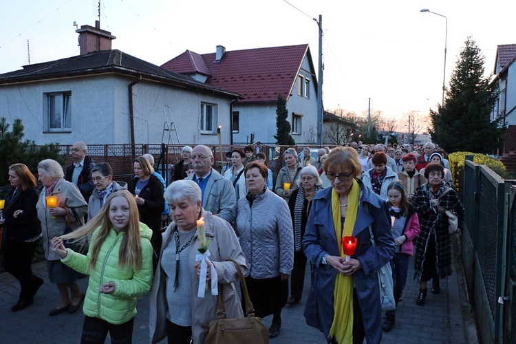 Za krzyżem ulicami parafii