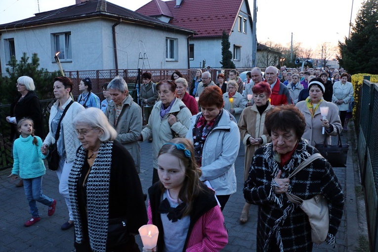 Za krzyżem ulicami parafii