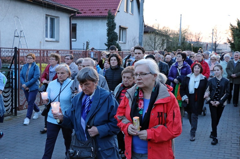 Za krzyżem ulicami parafii