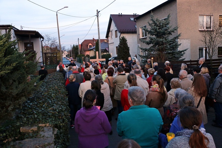 Za krzyżem ulicami parafii