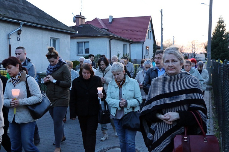 Za krzyżem ulicami parafii