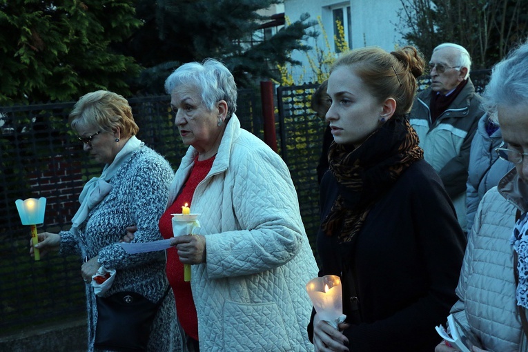 Za krzyżem ulicami parafii