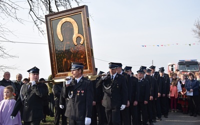 Ikonę jasnogórską jako pierwsi na swe ramiona wzięli strażacy