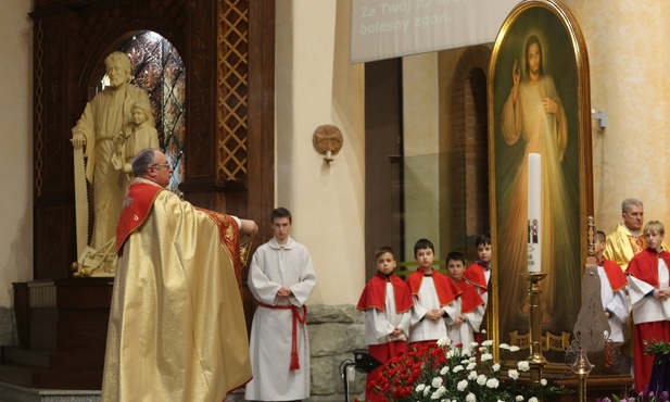 W imieniu parafian obraz Miłosiernego powitał ks. kan. Fryderyk Tarabuła