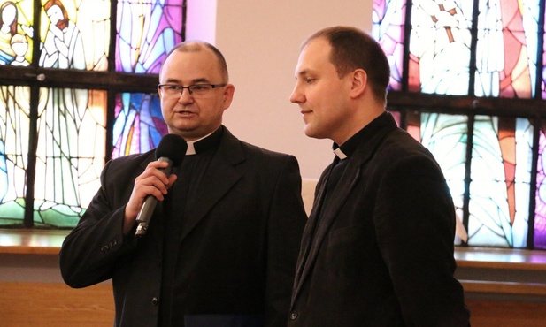 Ks. Stanisław Piekielnik, koordynator kursu, przedstawia jego uczestnikom wykładowcę ks. Tomasza Herca