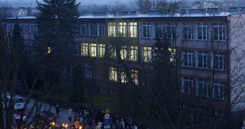 Wielki krzyż na skrzyżowaniu